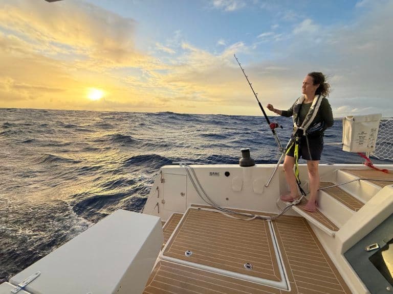 femme pont arrière bali catamarans 54 pieds 