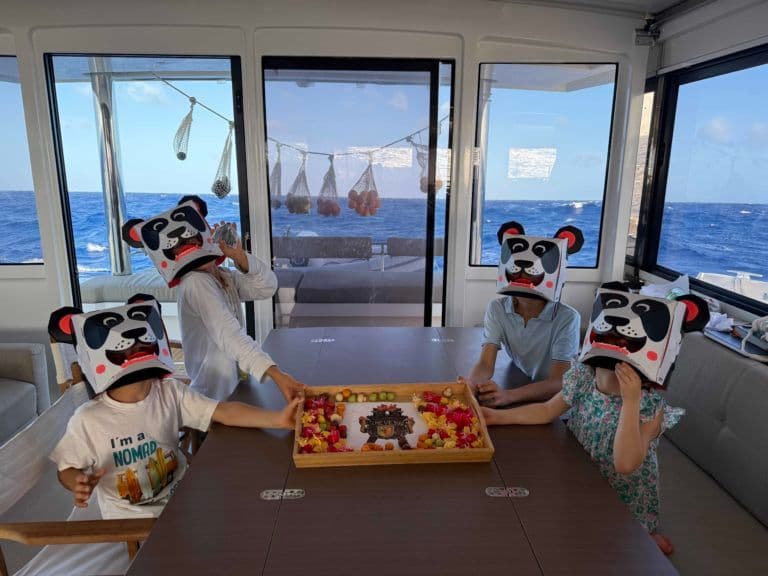 photo 4 enfants anniversaire à bord bali catamarans 54 pieds north star