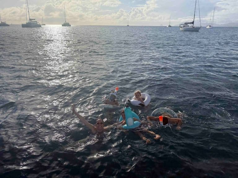enfants nageant en mer avec gilet de sauvetage 