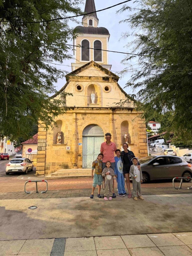 photo de famille devant une église