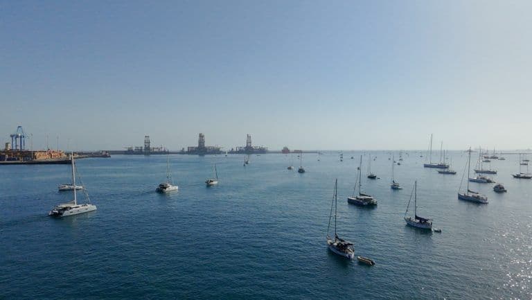 ensemble de bateaux au mouillage dont bali catamarans