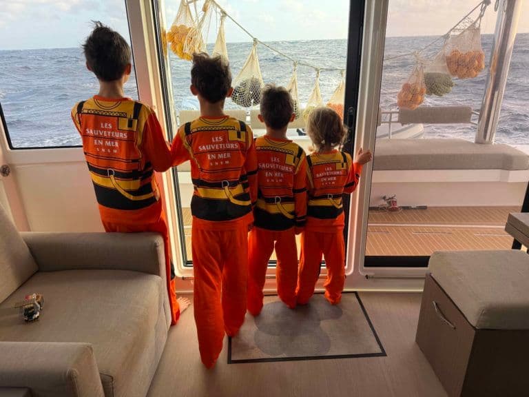 photo de famille, 4 enfants à bord du bali catamarans 54 pieds north star