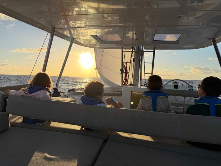 bali catamarans 54 pieds 4 enfants sur le rooftop