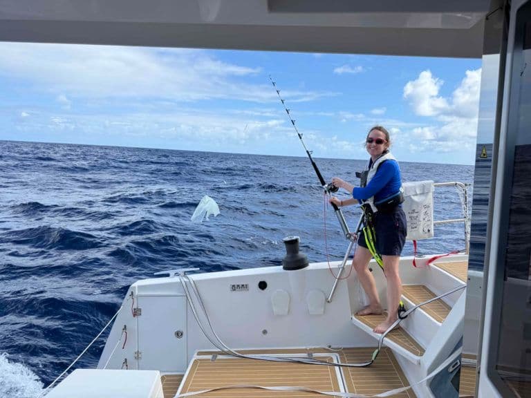 femme péchant à bord du bali catamarans 54 pieds north star