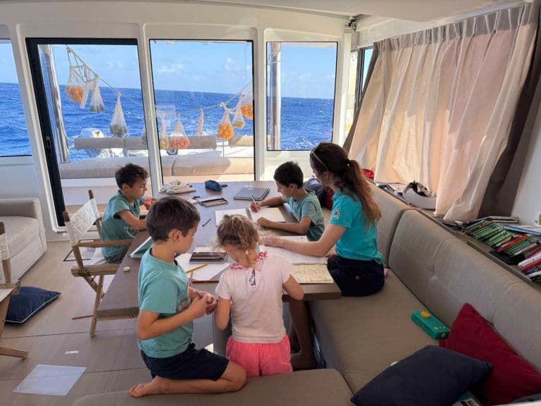 famille dans le carre du bali catamarans 54 pieds 