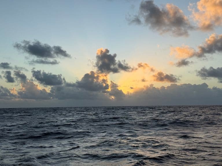 levé de soleil bali catamarans 54 pieds 