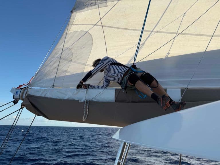 homme préparant la voile bali catamarans 