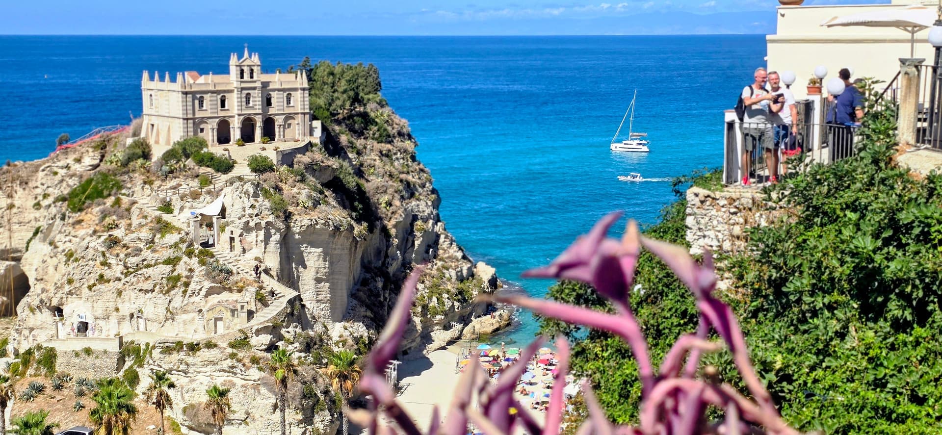 Bali catamaran 48 pieds dans une crique à l'eau bleue et translucide entre deux falaises