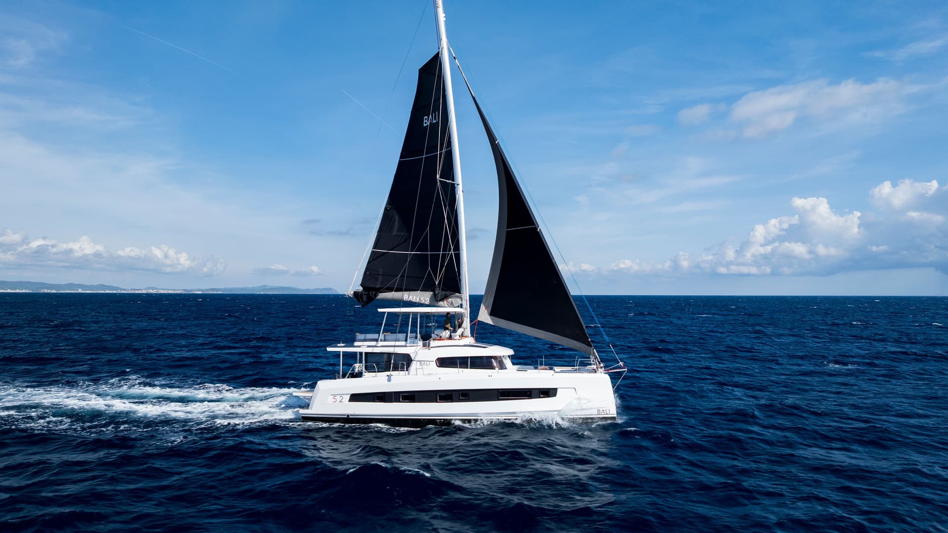 catamaran bali 52 pieds blanc avec voile noire