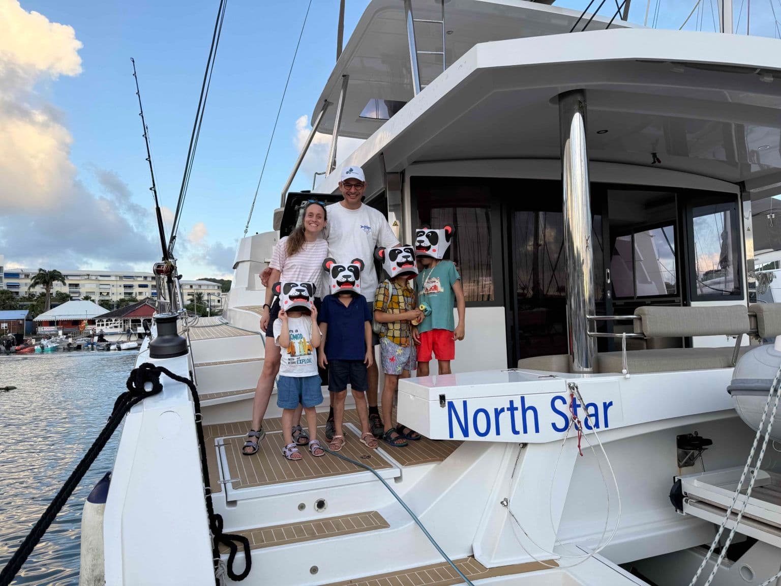 photo de famille à bord du bali catamarans 54 pieds north star