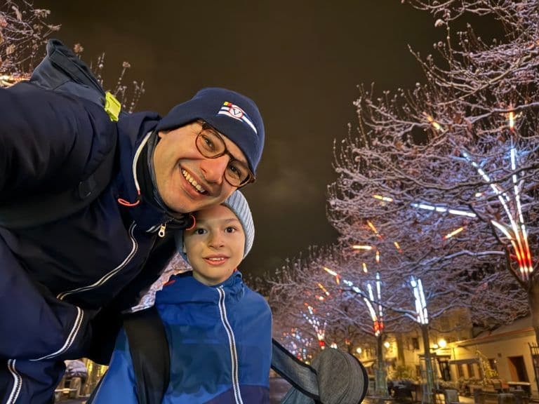 photo d'un père et son fils en hiver, avec des bonnets