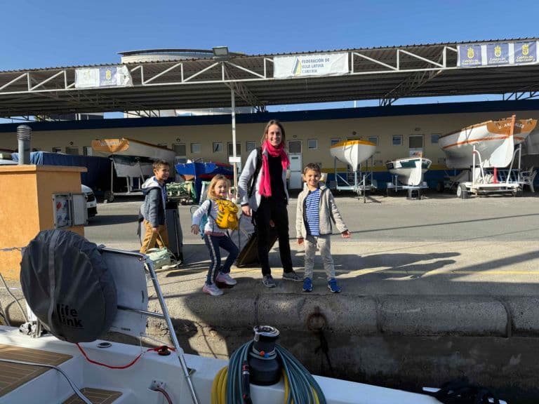 famille marchant pour embarquer sur leur bateau, le bali catamarans 5.4