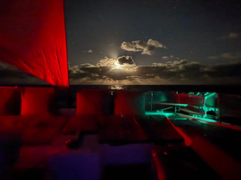 vue de nuit du pont avant bali catamarans 54 pieds