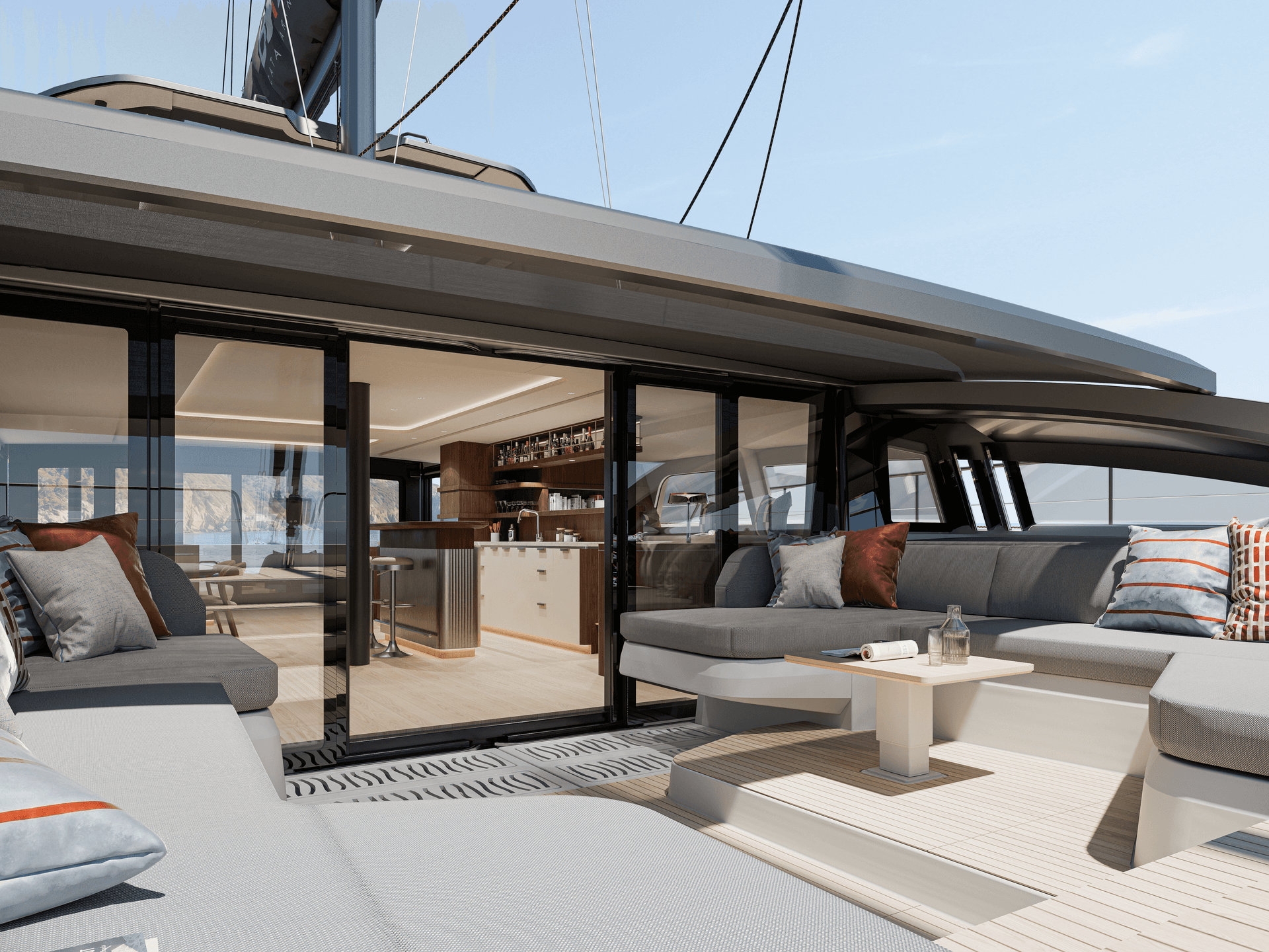 Ouverture sur la terrasse avant du catamaran Bali 7.0 avec espace lounge et vue sur l'océan