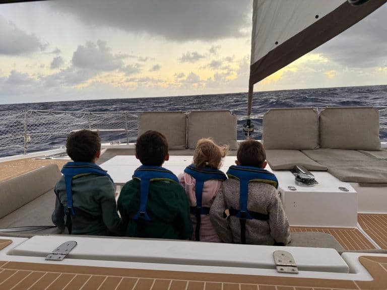4 enfants sur le point avant du bali catamarans 54 pieds