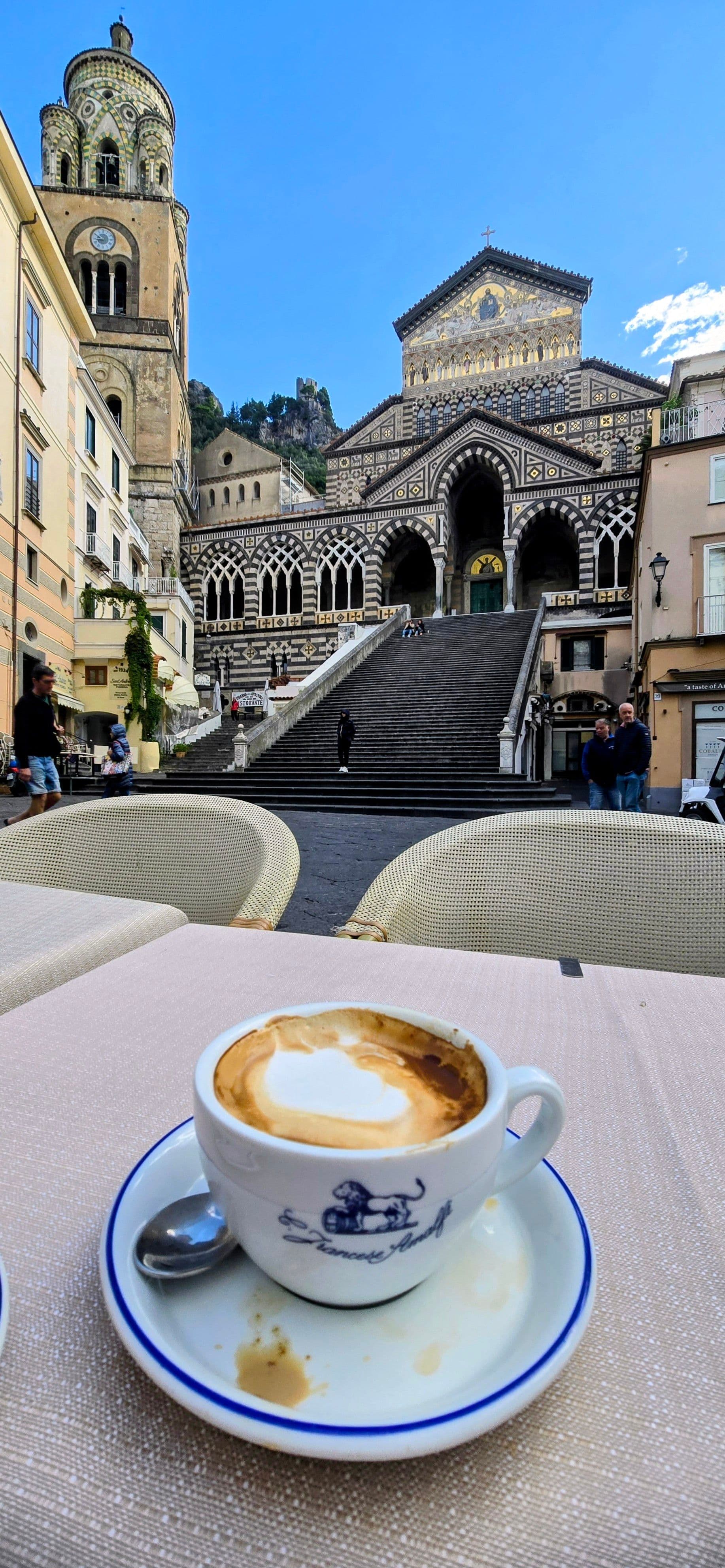 café italien dans une tasse blanche et bleue en face d'une église en italie