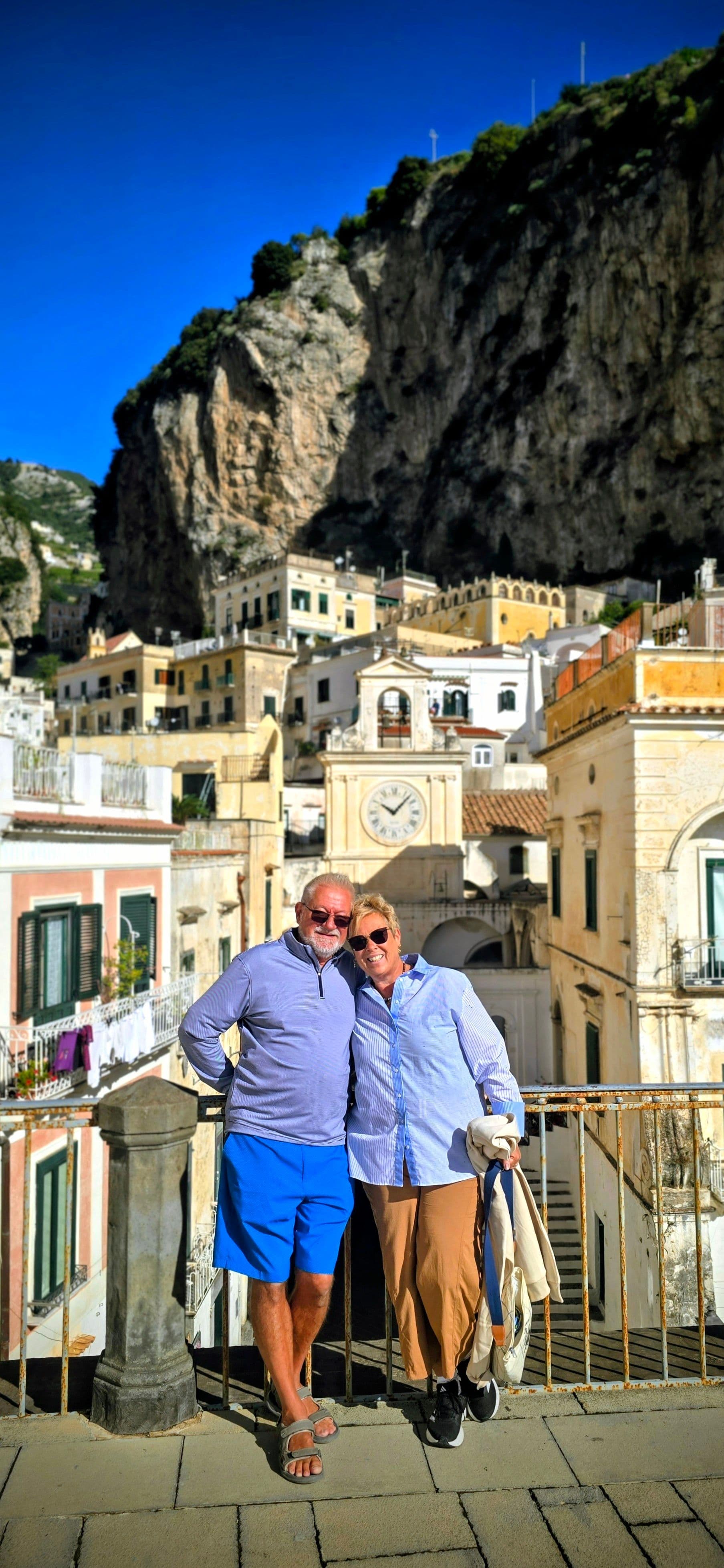 couple en voyage en Italie posant devant des villages blancs Voilier Bali catamarans 48 pieds crystal ball en mer méditerranée