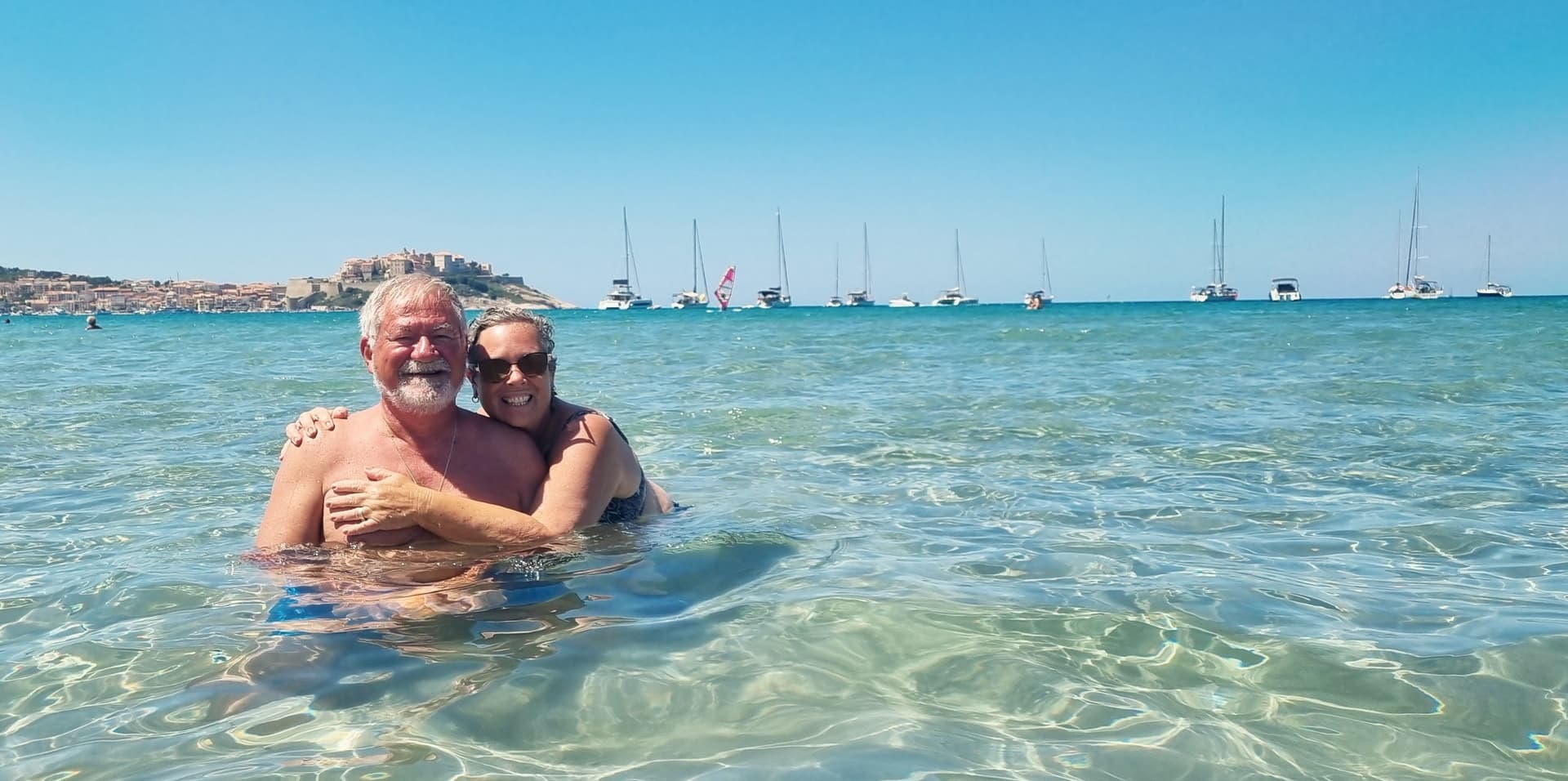 couple s'enlaçant dans la mer à capri
