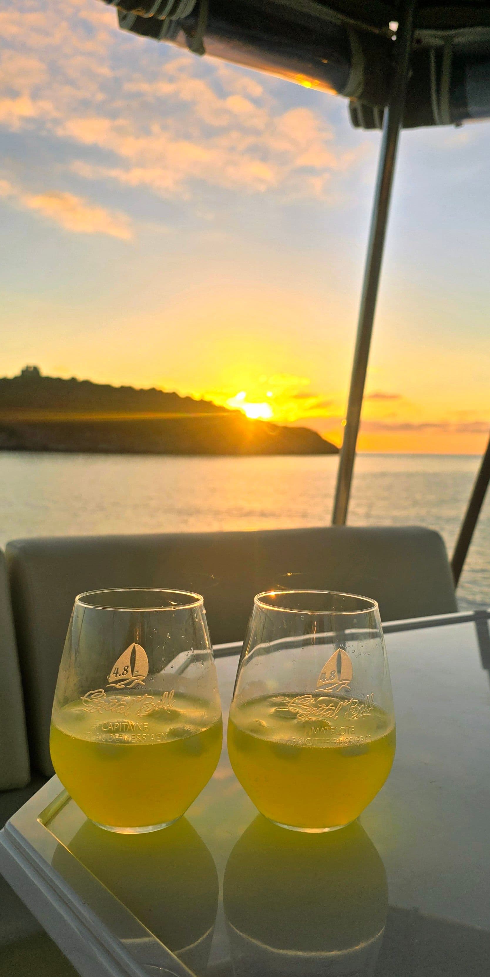 cocktail au limoncello dans verres avec glaçons au coucher du soleil à bord d'un bali catamaran 50 pieds