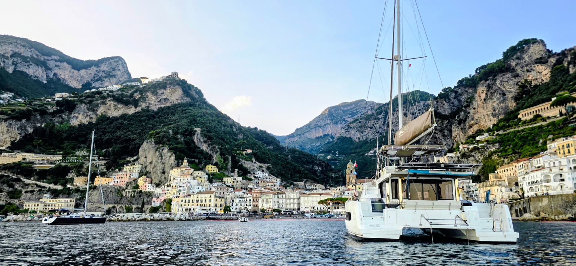 catamaran à voile Bali au mouillage dans une crique en italie