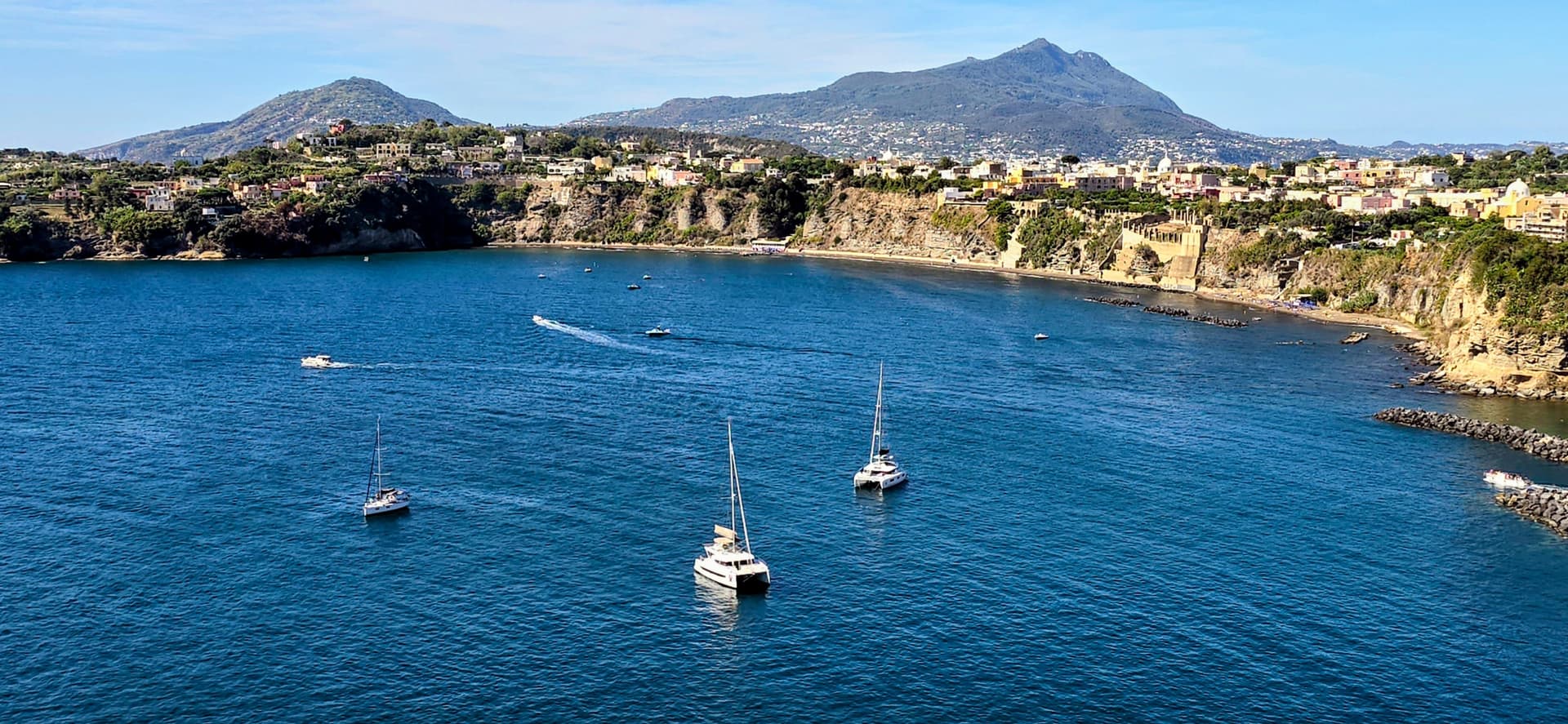 bali catamaran 48 pieds au mouillage dans une baie italienne de la mer méditerranée