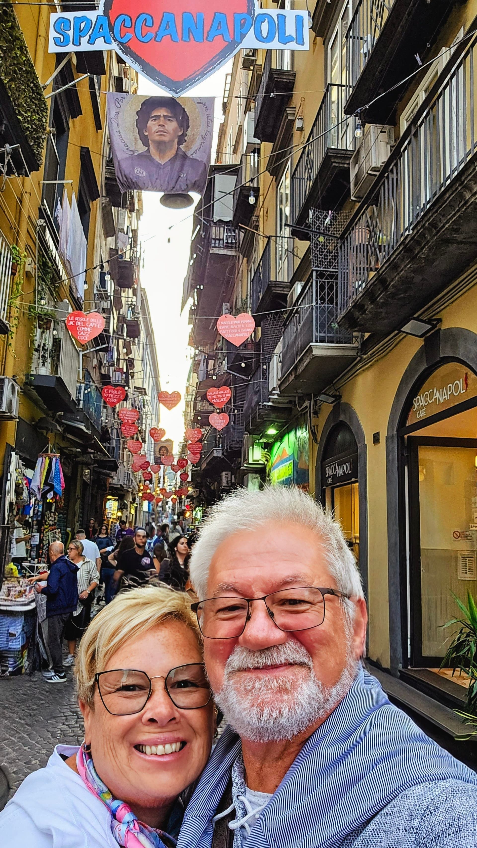 couple se prenant en photo selfie dans une ruelle de spaccanapoli