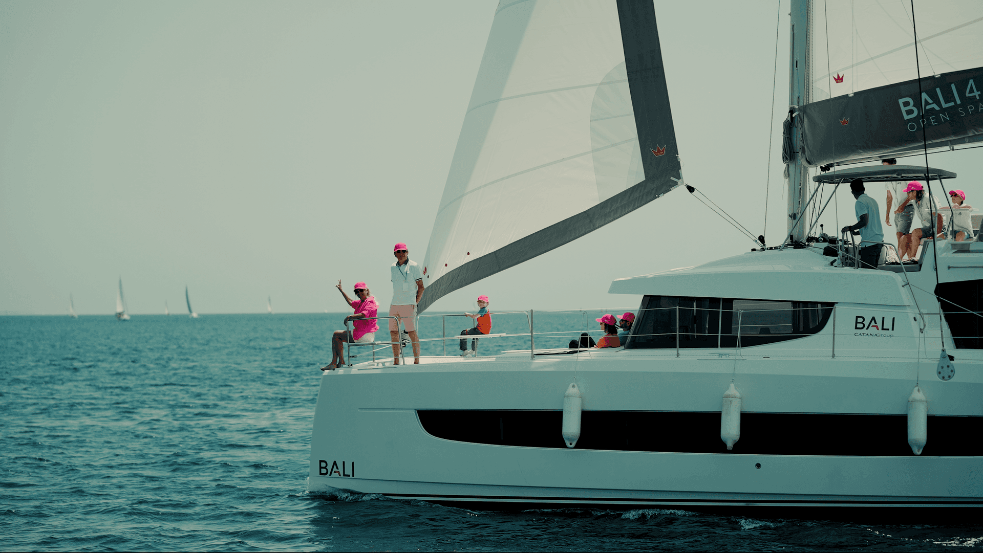 famille en mer à bord d'un Bali Catamarans