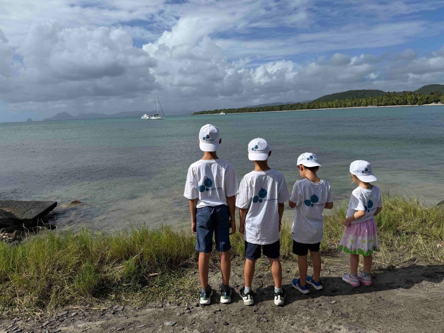 transatlantique en famille, 4 enfants devant la mer