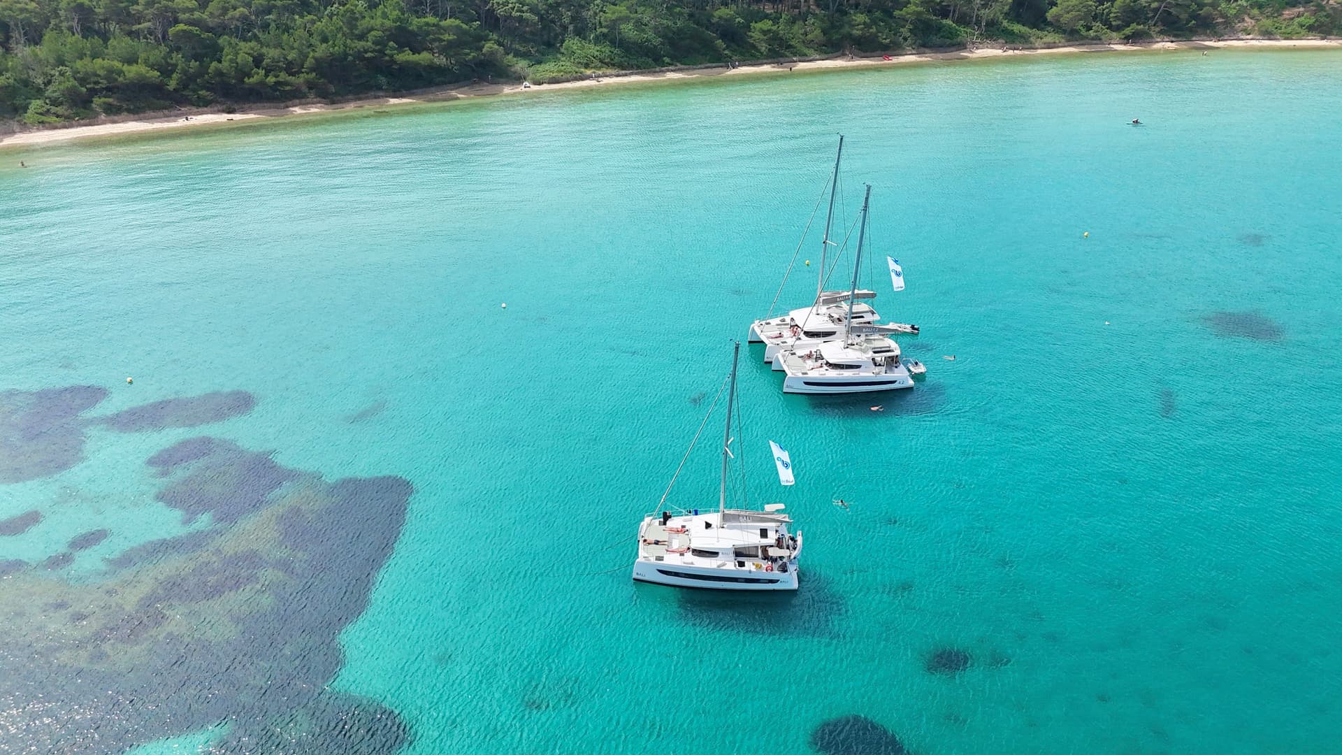 trois voiliers bali catamaran au mouillage