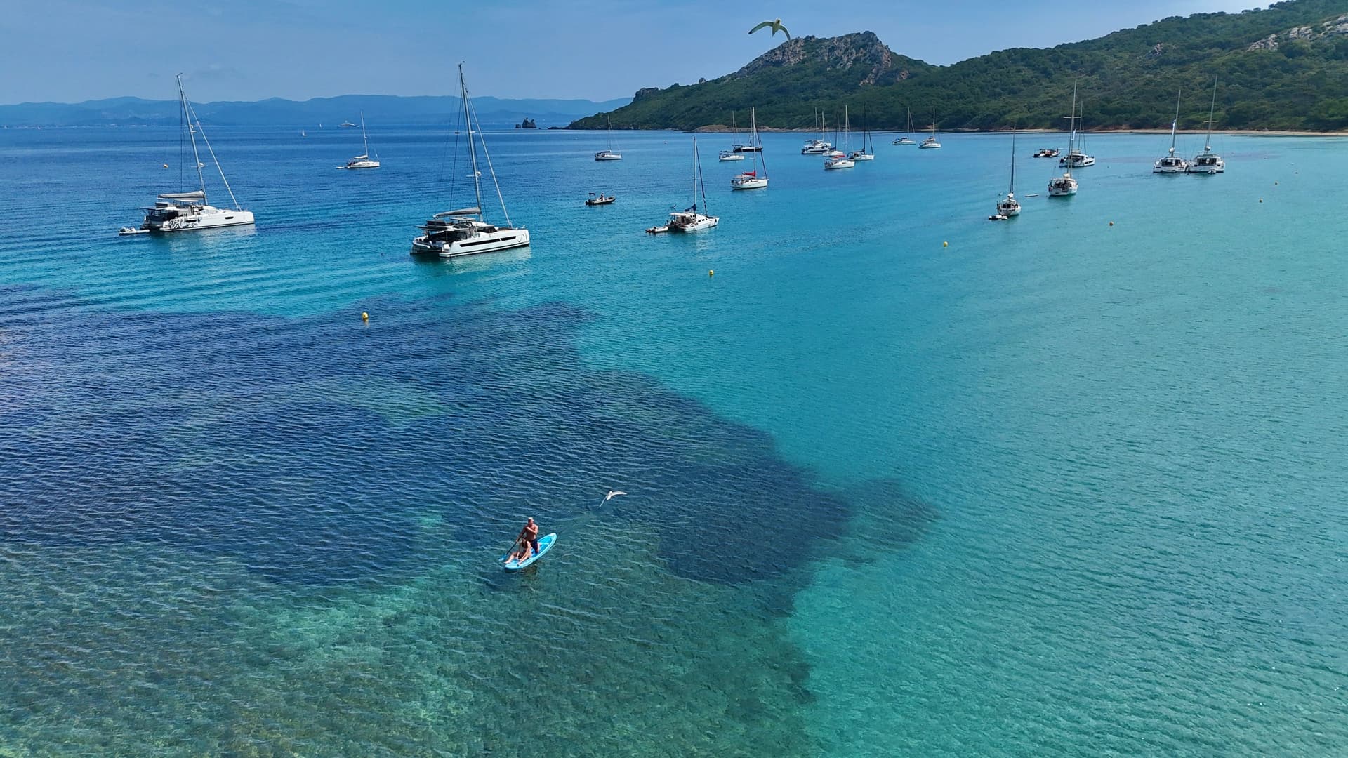 bateaux au mouillage dans la baie de porquerolles